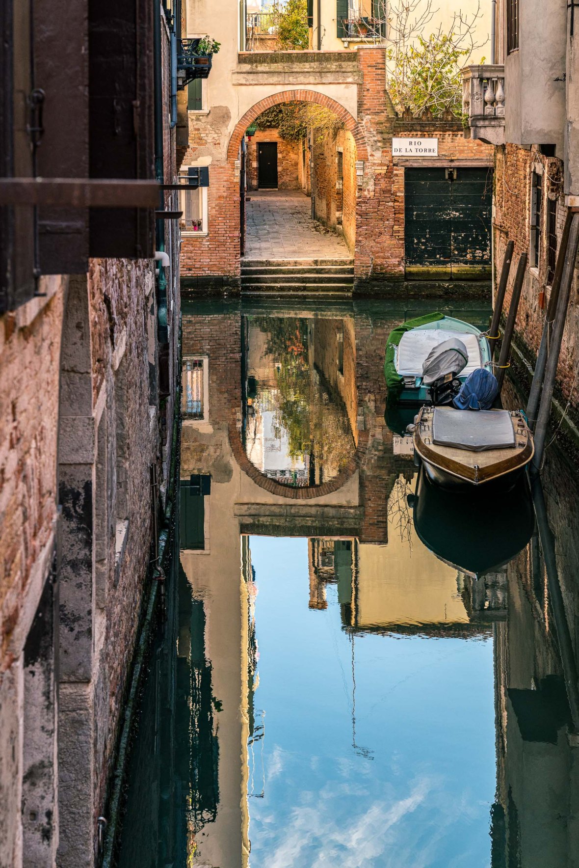 Travel and street photography of Venice or Venezia, Italy made by New York photographer Mary Catherine Messner (mcmessner).